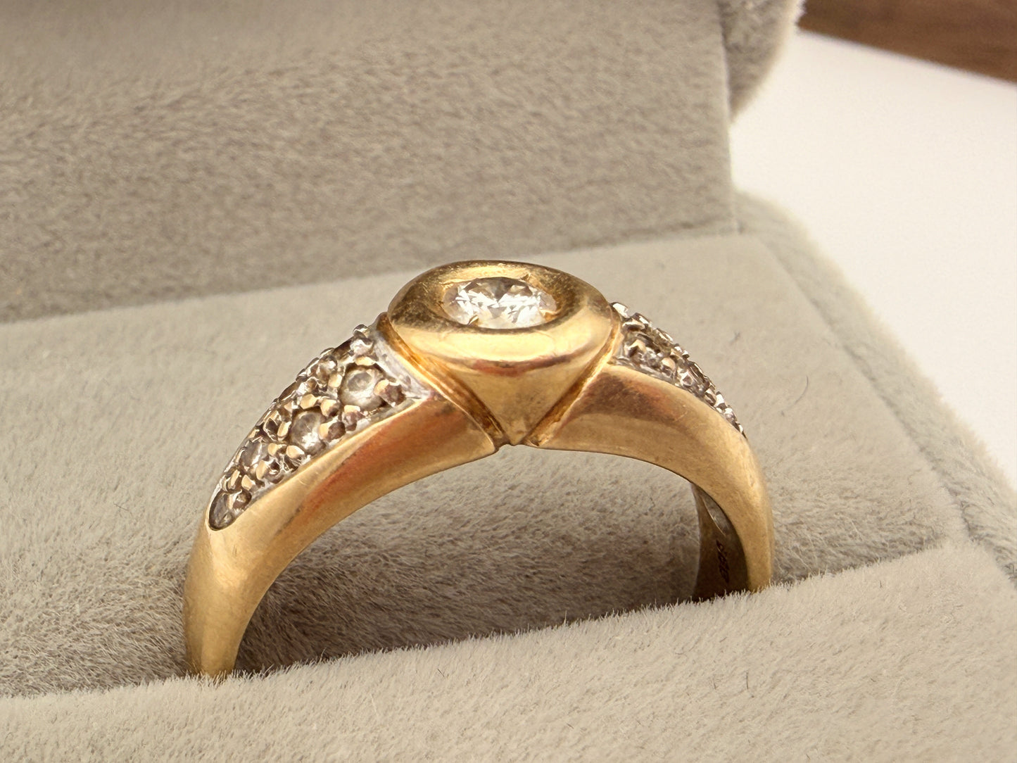 Exklusiver 585 Goldring mit strahlenden Brillanten – Zeitloses Vintage Juwel