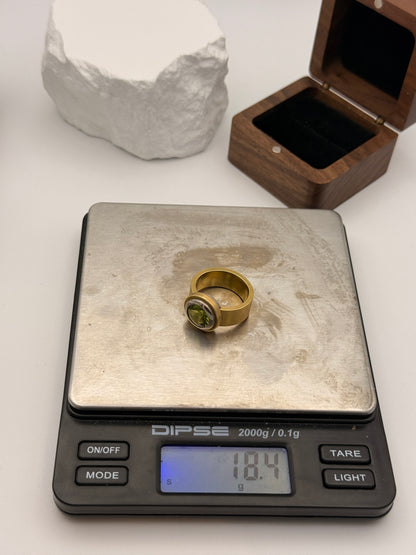 Massiver Designer Goldring 750 mit intensivem Peridot – Ein modernes Statement