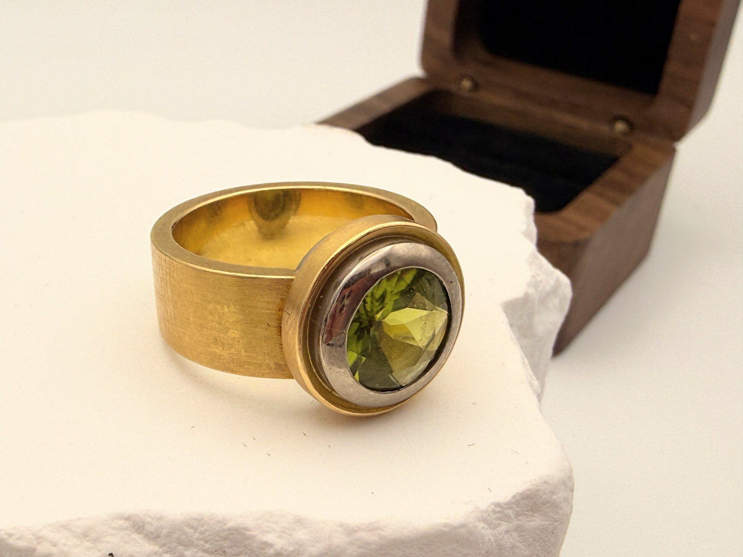 Massiver Designer Goldring 750 mit intensivem Peridot – Ein modernes Statement