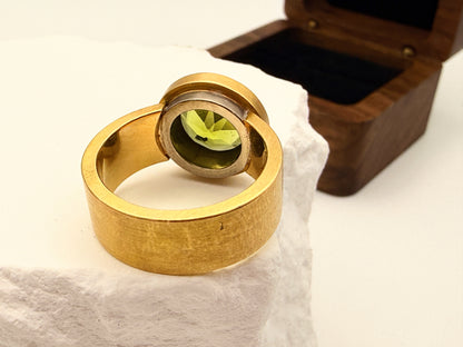 Massiver Designer Goldring 750 mit intensivem Peridot – Ein modernes Statement