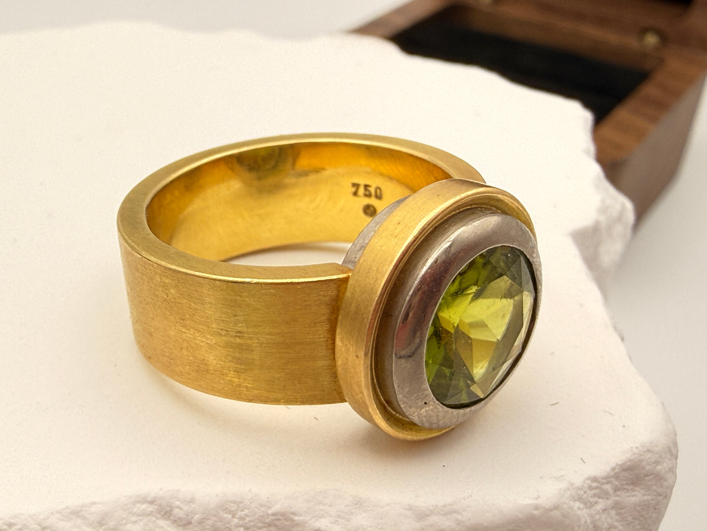Massiver Designer Goldring 750 mit intensivem Peridot – Ein modernes Statement
