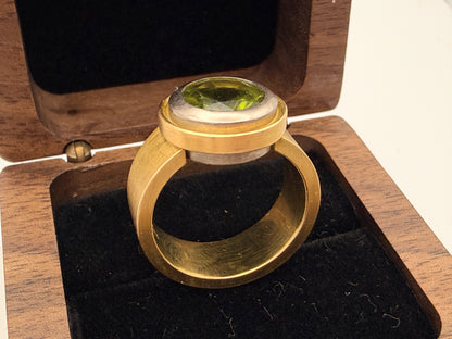 Massiver Designer Goldring 750 mit intensivem Peridot – Ein modernes Statement