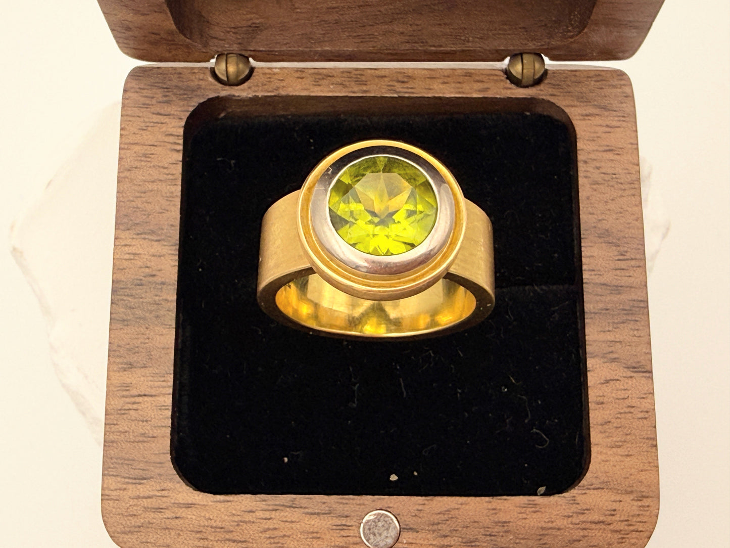 Massiver Designer Goldring 750 mit intensivem Peridot – Ein modernes Statement