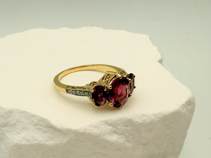 Himbeer-Traum: Exquisiter Turmalin & Brillant Trilogie-Ring aus 585er Gold