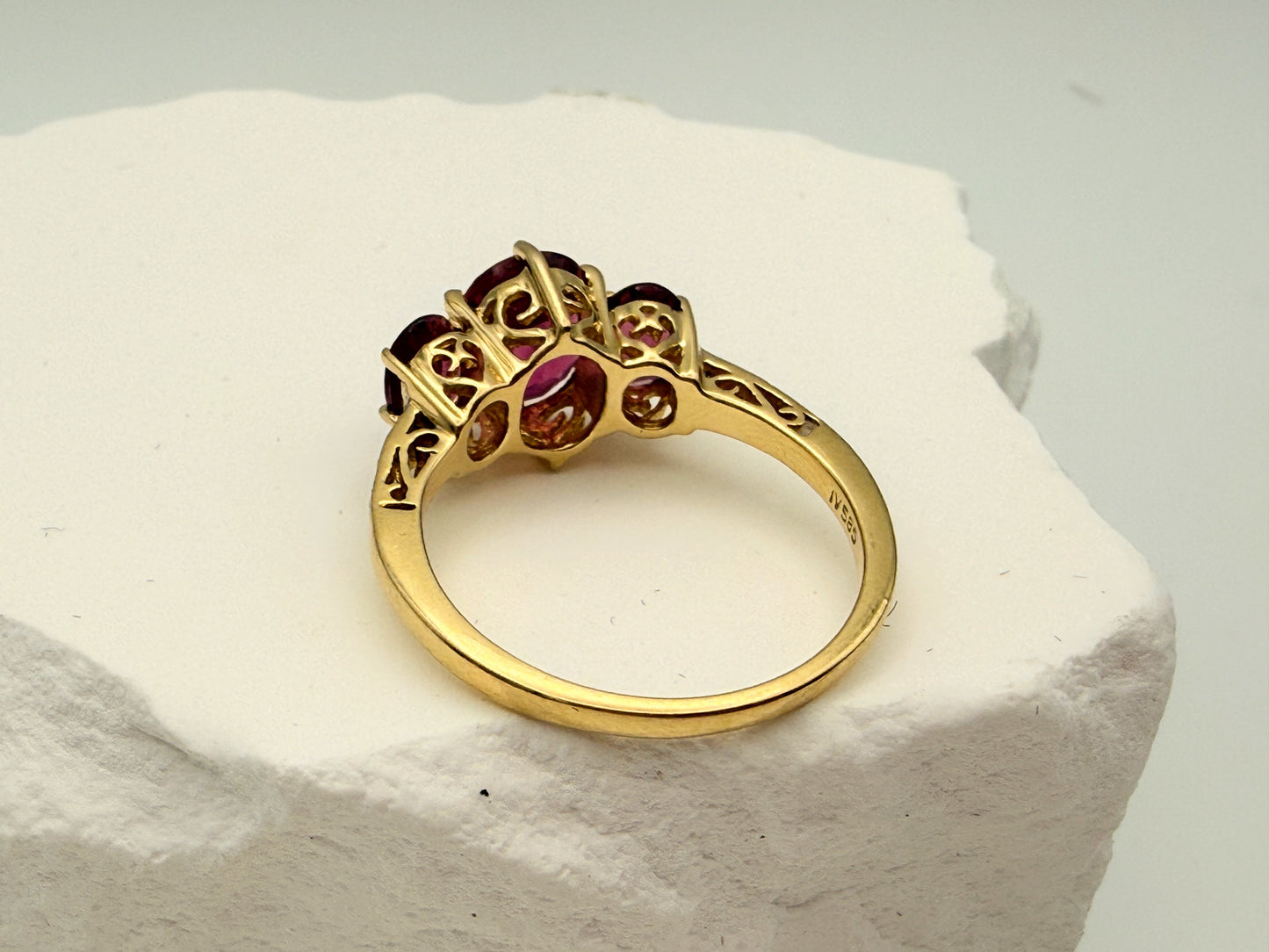 Himbeer-Traum: Exquisiter Turmalin & Brillant Trilogie-Ring aus 585er Gold