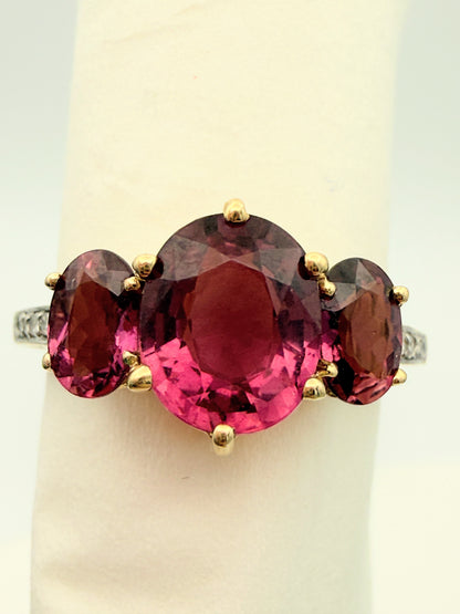 Himbeer-Traum: Exquisiter Turmalin & Brillant Trilogie-Ring aus 585er Gold