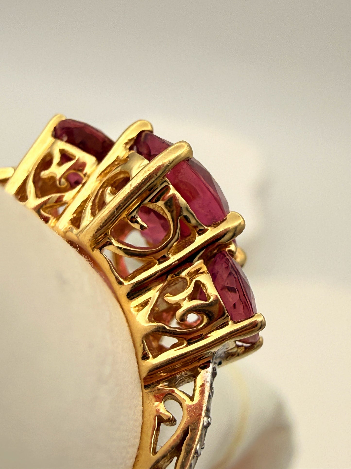 Himbeer-Traum: Exquisiter Turmalin & Brillant Trilogie-Ring aus 585er Gold