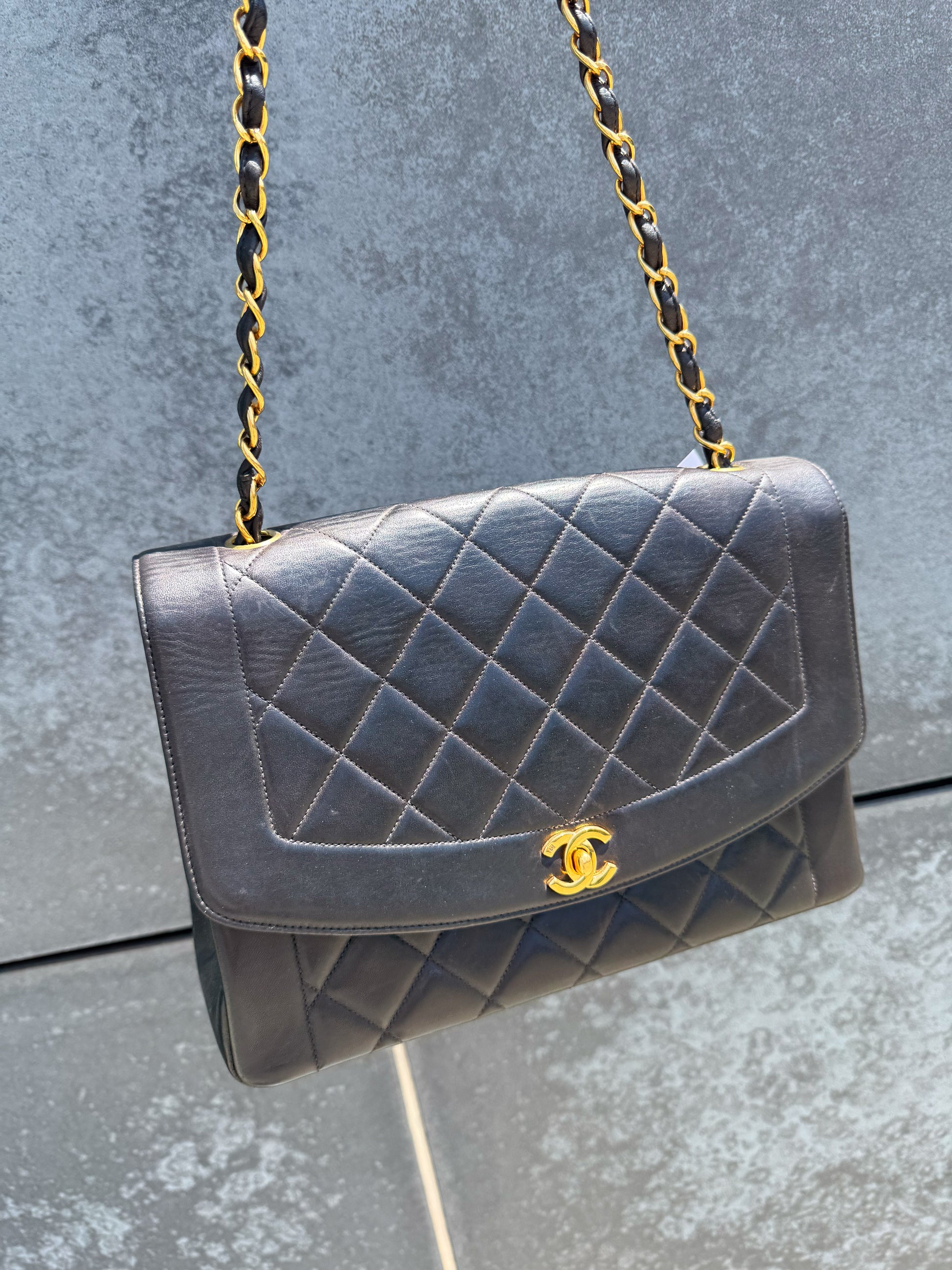 Chanel Vintage Große Diana Klappentasche in Schwarz mit 24K vergoldeter Hardware