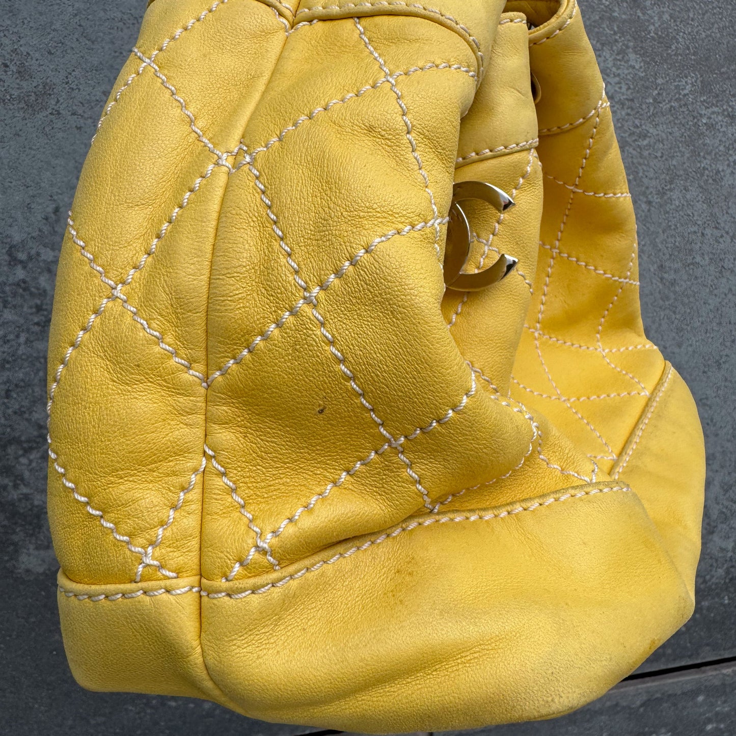 Chanel Bucket Bag aus gelbem Lammleder mit Kontrastnähten und Kordelzug, 2005-2006