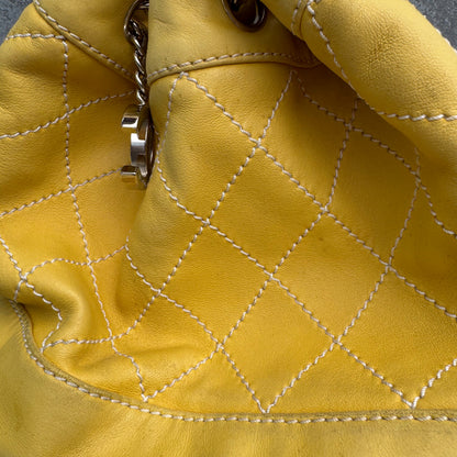 Chanel Bucket Bag aus gelbem Lammleder mit Kontrastnähten und Kordelzug, 2005-2006