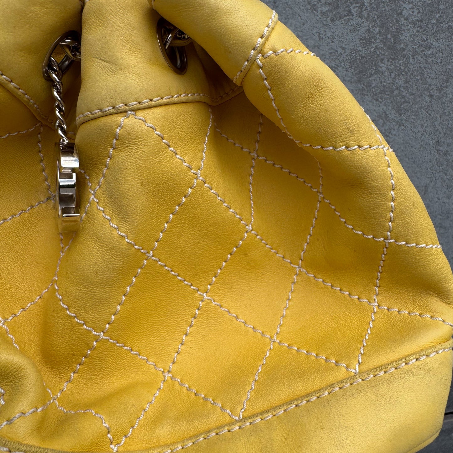 Chanel Bucket Bag aus gelbem Lammleder mit Kontrastnähten und Kordelzug, 2005-2006