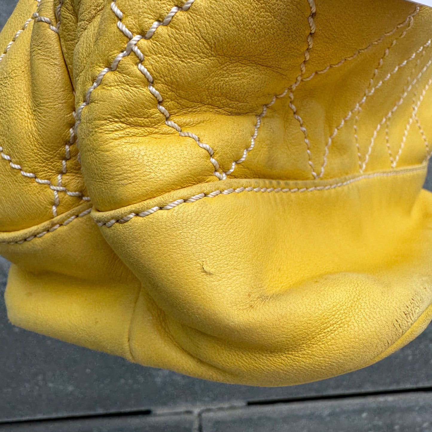 Chanel Bucket Bag aus gelbem Lammleder mit Kontrastnähten und Kordelzug, 2005-2006