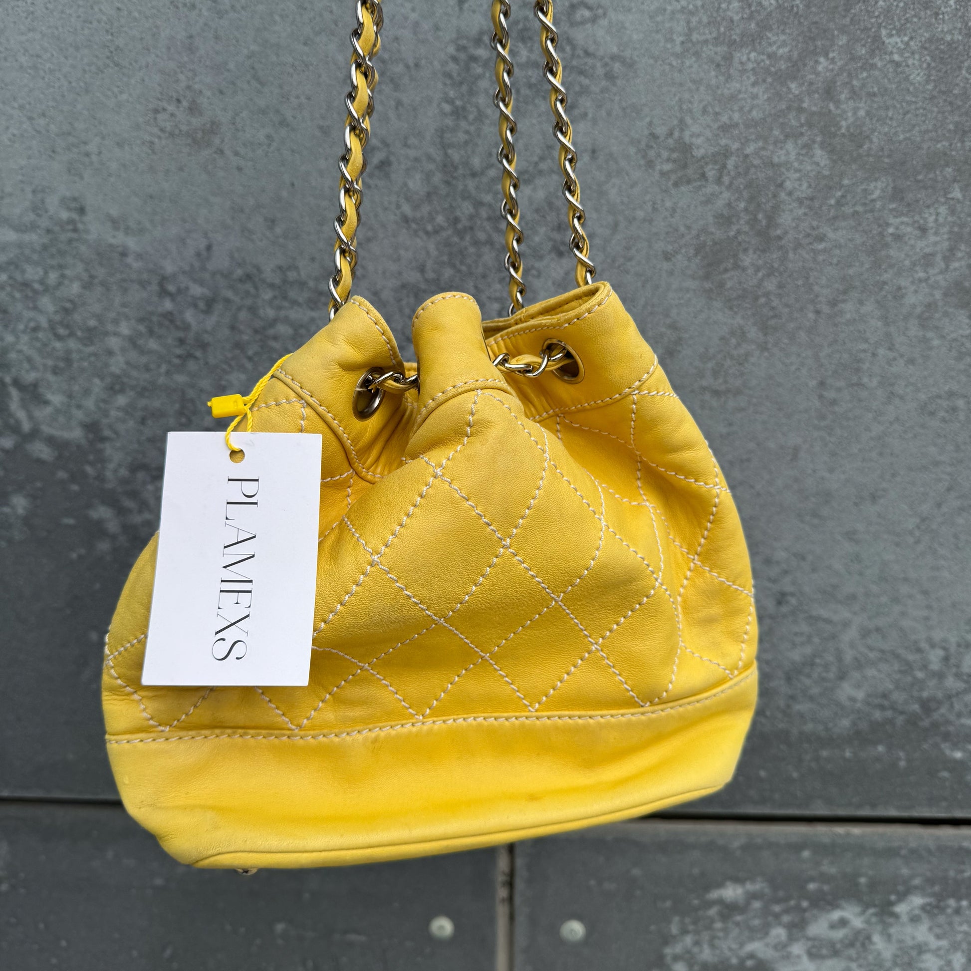 Chanel Bucket Bag aus gelbem Lammleder mit Kontrastnähten und Kordelzug, 2005-2006