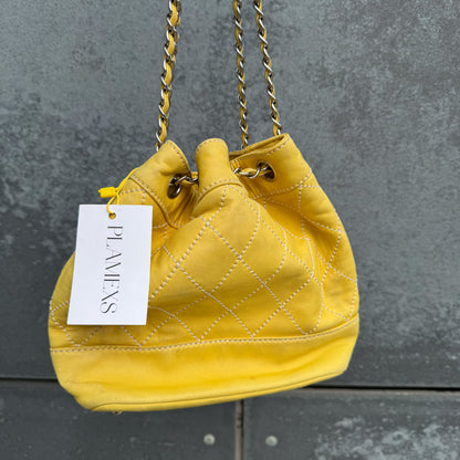 Chanel Bucket Bag aus gelbem Lammleder mit Kontrastnähten und Kordelzug, 2005-2006