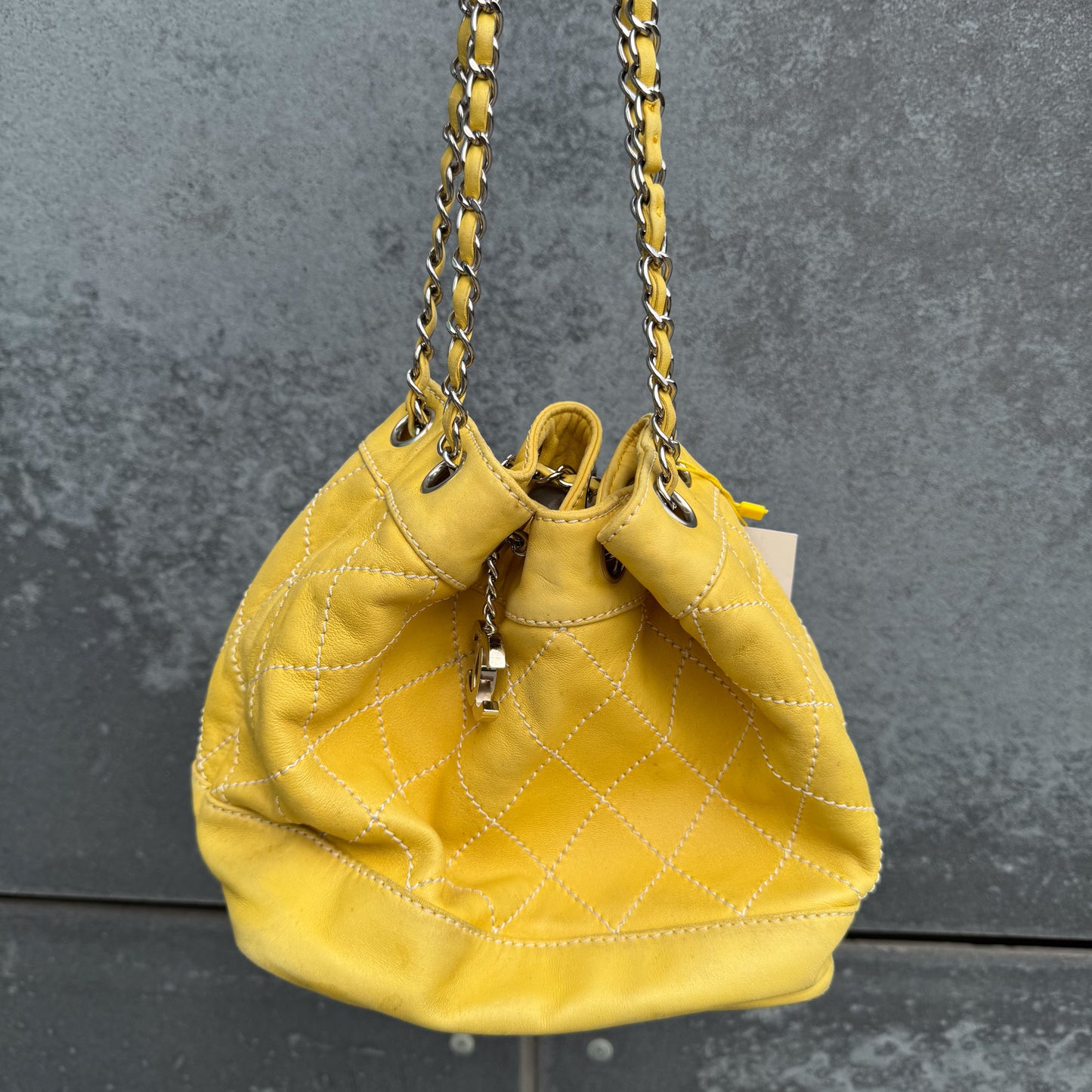 Chanel Bucket Bag aus gelbem Lammleder mit Kontrastnähten und Kordelzug, 2005-2006