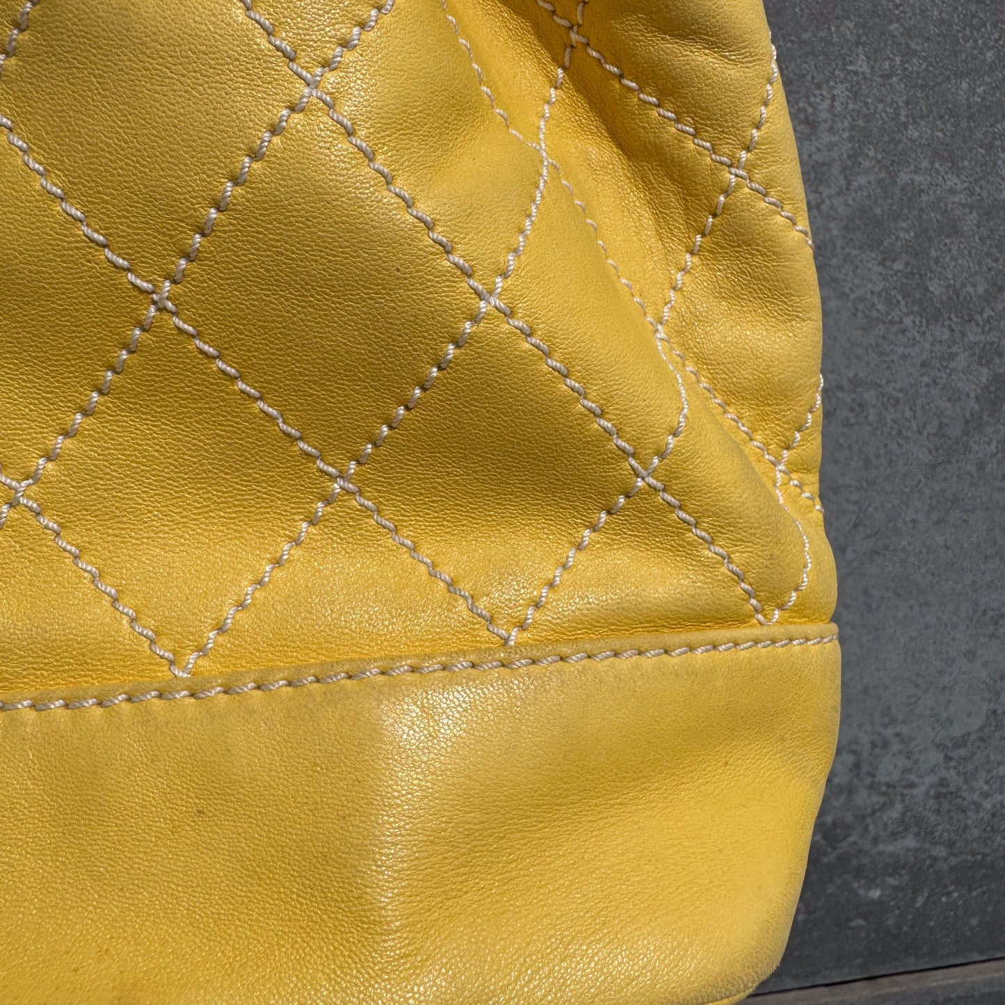 Chanel Bucket Bag aus gelbem Lammleder mit Kontrastnähten und Kordelzug, 2005-2006