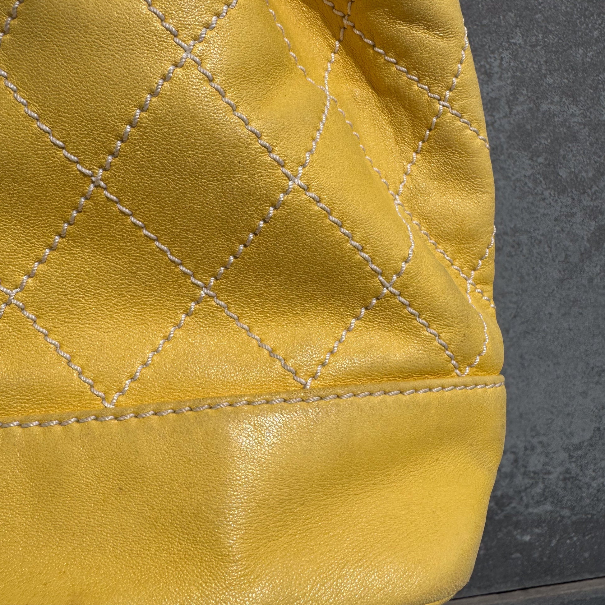 Chanel Bucket Bag aus gelbem Lammleder mit Kontrastnähten und Kordelzug, 2005-2006