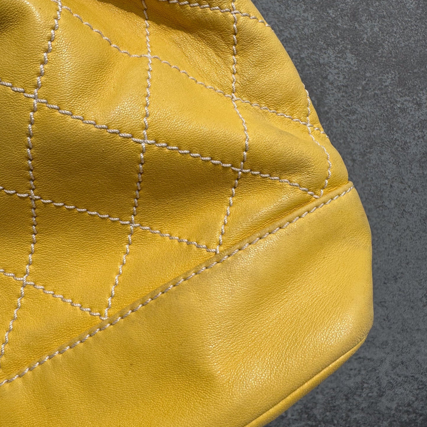 Chanel Bucket Bag aus gelbem Lammleder mit Kontrastnähten und Kordelzug, 2005-2006