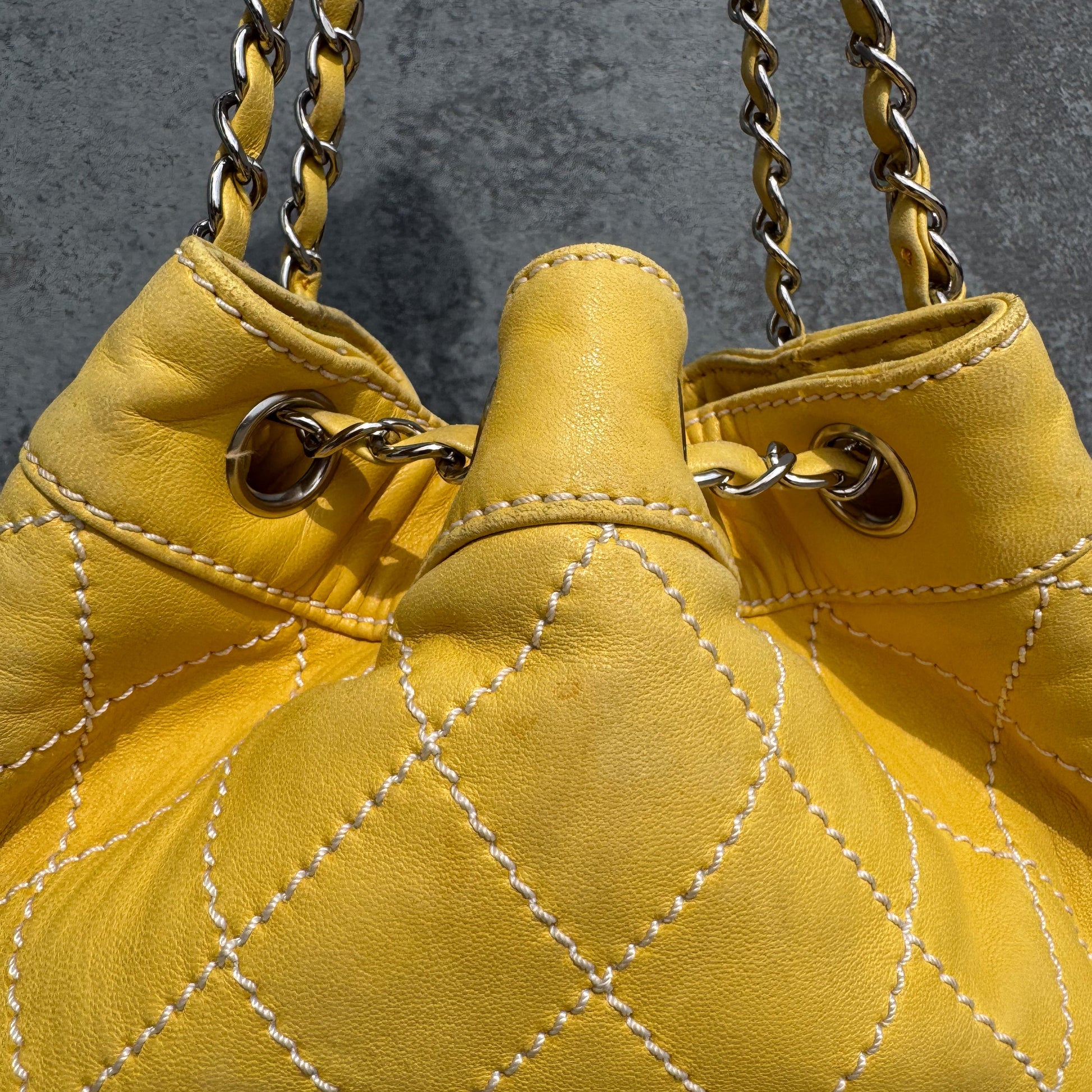Chanel Bucket Bag aus gelbem Lammleder mit Kontrastnähten und Kordelzug, 2005-2006