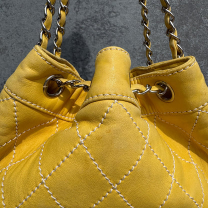 Chanel Bucket Bag aus gelbem Lammleder mit Kontrastnähten und Kordelzug, 2005-2006