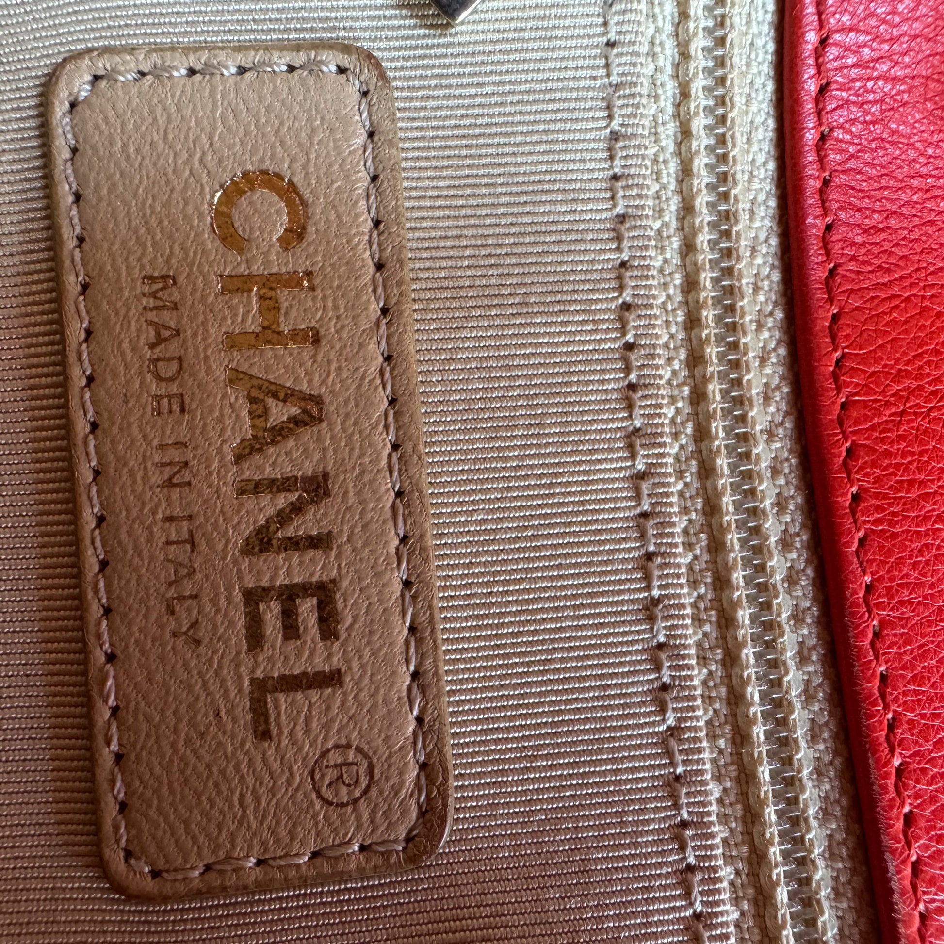 Chanel Label Click Flap Tasche aus rotem gestepptem Kalbsleder mit goldfarbenen Beschlägen