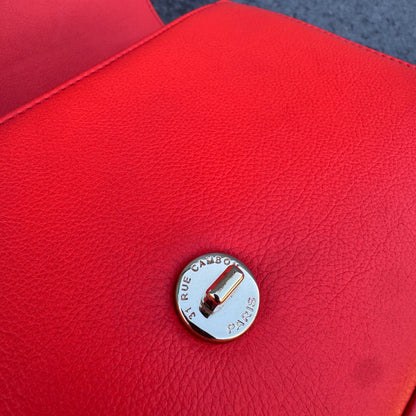 Chanel Label Click Flap Tasche aus rotem gestepptem Kalbsleder mit goldfarbenen Beschlägen
