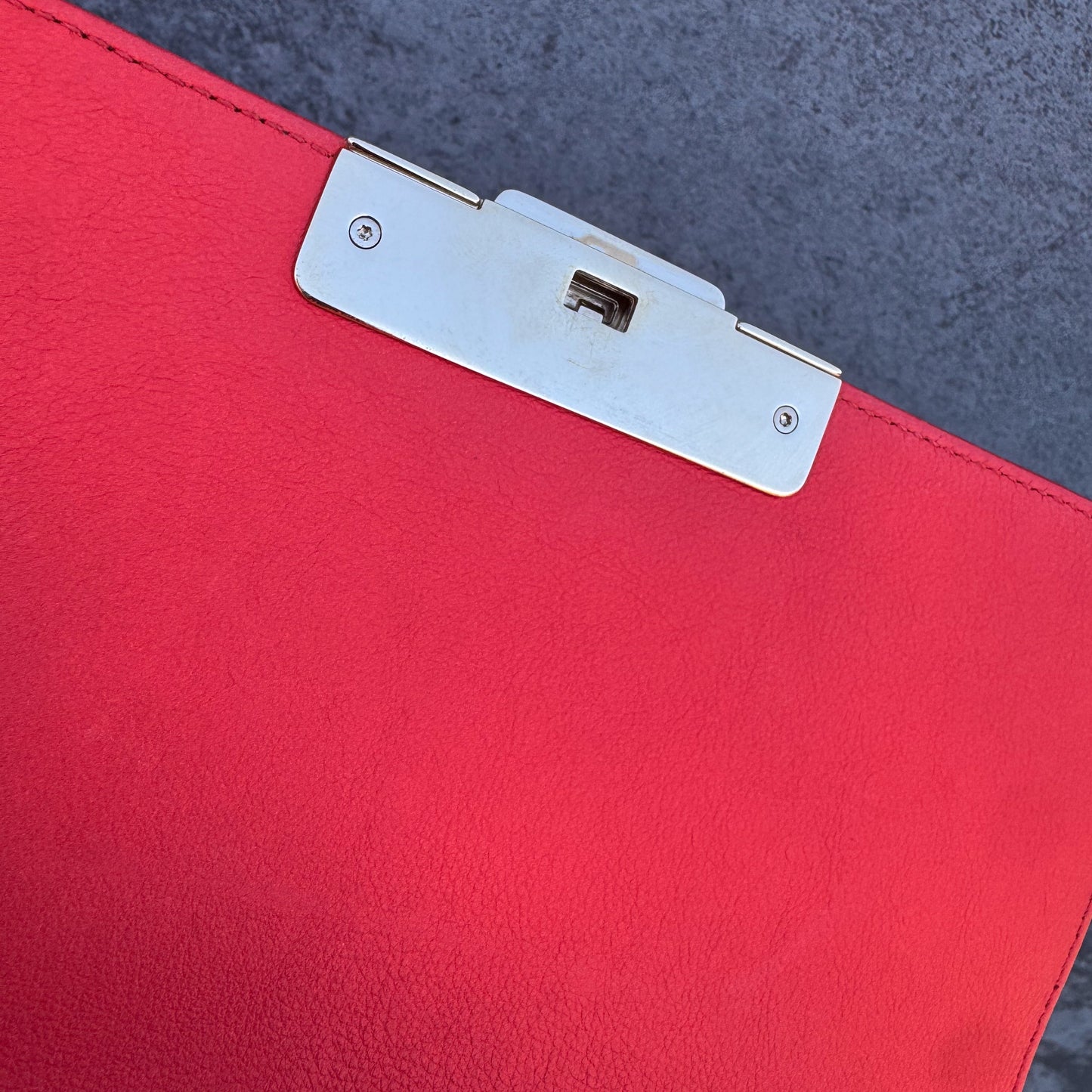 Chanel Label Click Flap Tasche aus rotem gestepptem Kalbsleder mit goldfarbenen Beschlägen
