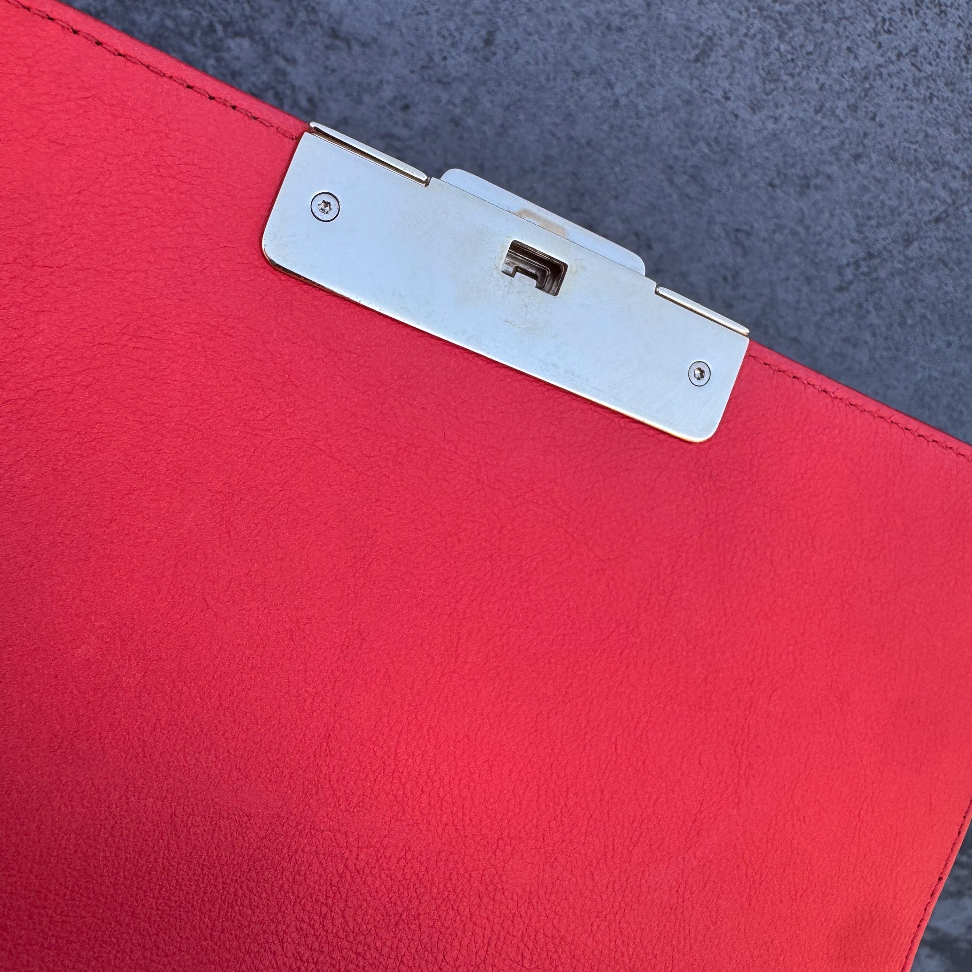 Chanel Label Click Flap Tasche aus rotem gestepptem Kalbsleder mit goldfarbenen Beschlägen