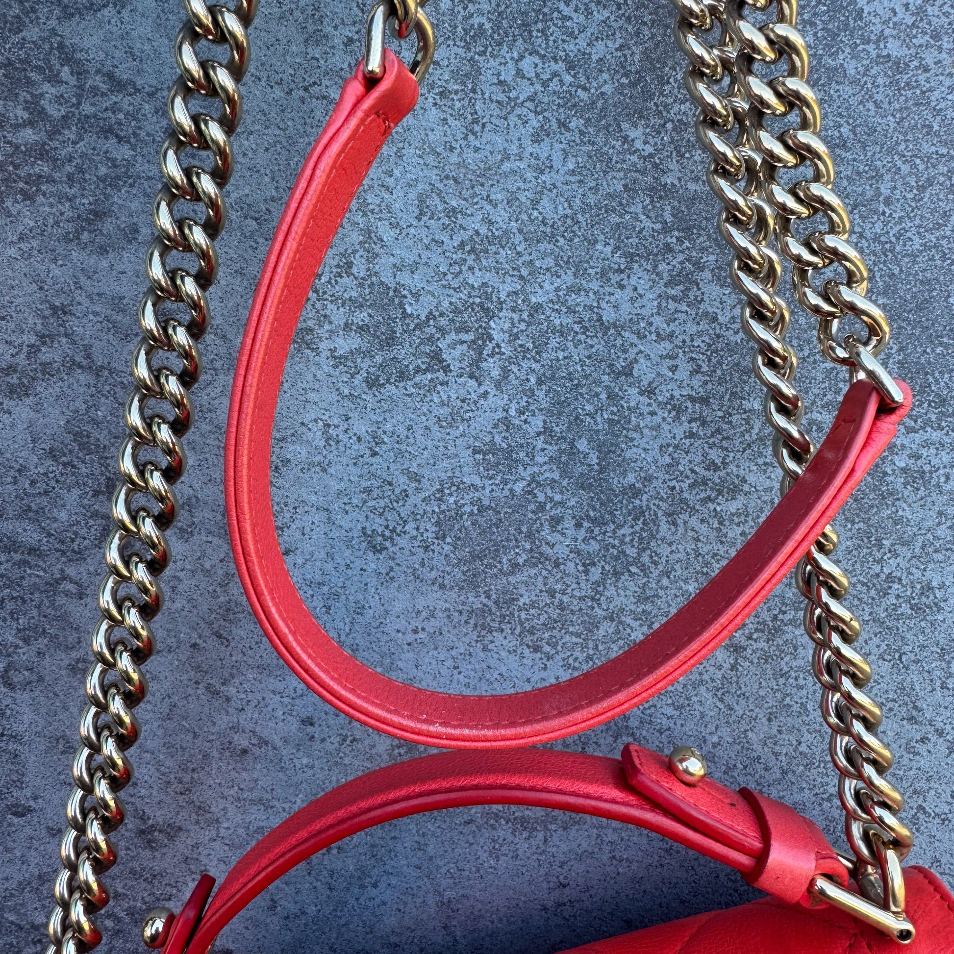Chanel Label Click Flap Tasche aus rotem gestepptem Kalbsleder mit goldfarbenen Beschlägen