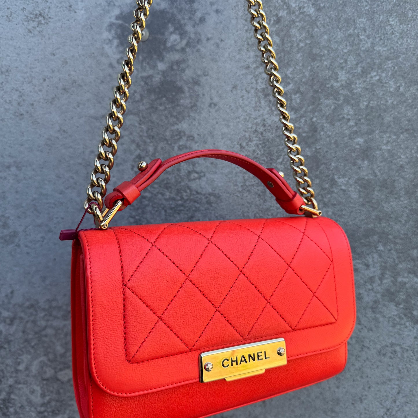 Chanel Label Click Flap Tasche aus rotem gestepptem Kalbsleder mit goldfarbenen Beschlägen
