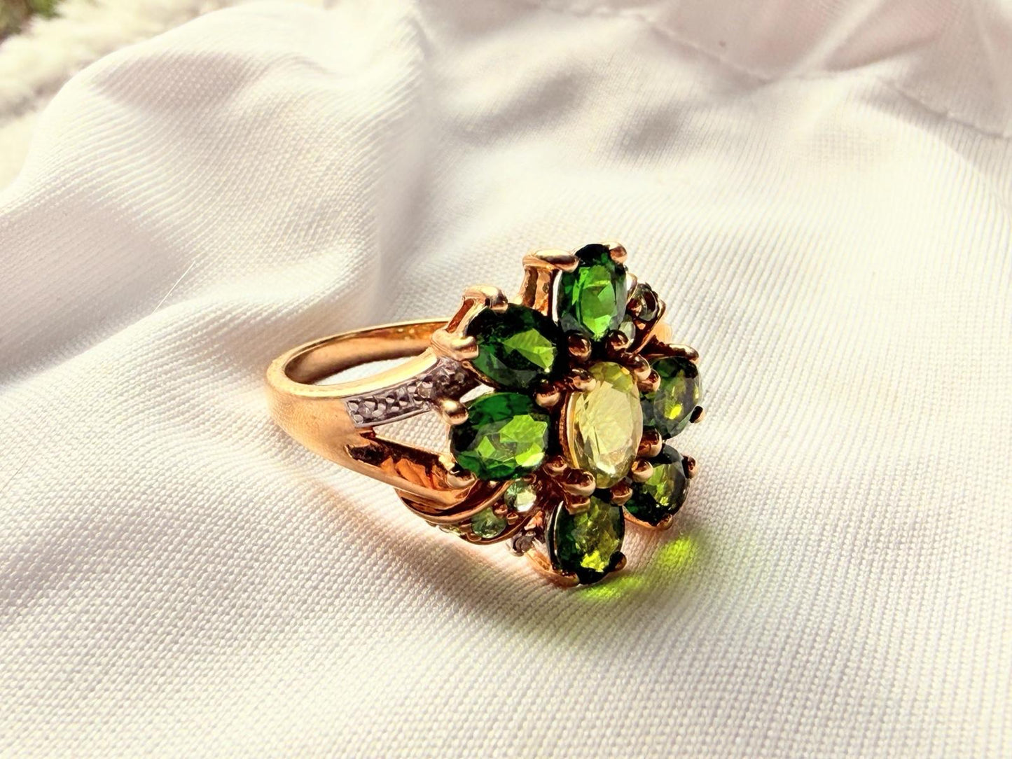 Vintage Peridot Ring 14 Karat Gelbgold – Florales Design mit grünen Edelsteinen