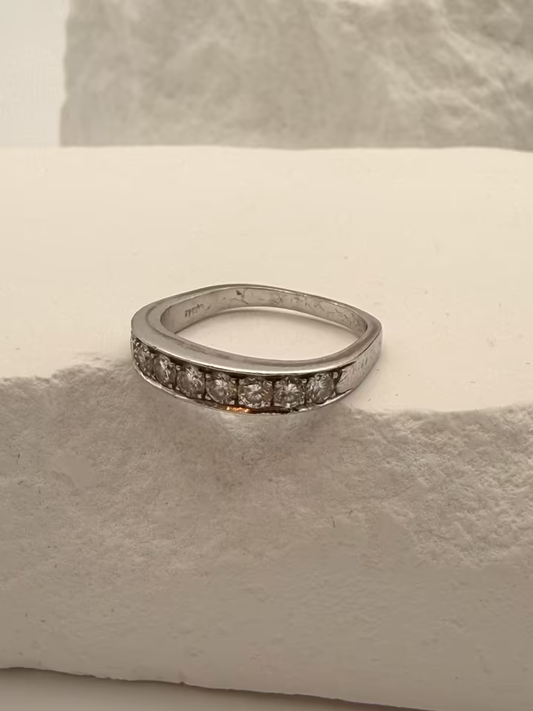 Zeitlose Eleganz – 750er Weißgoldring mit 9 Brillanten