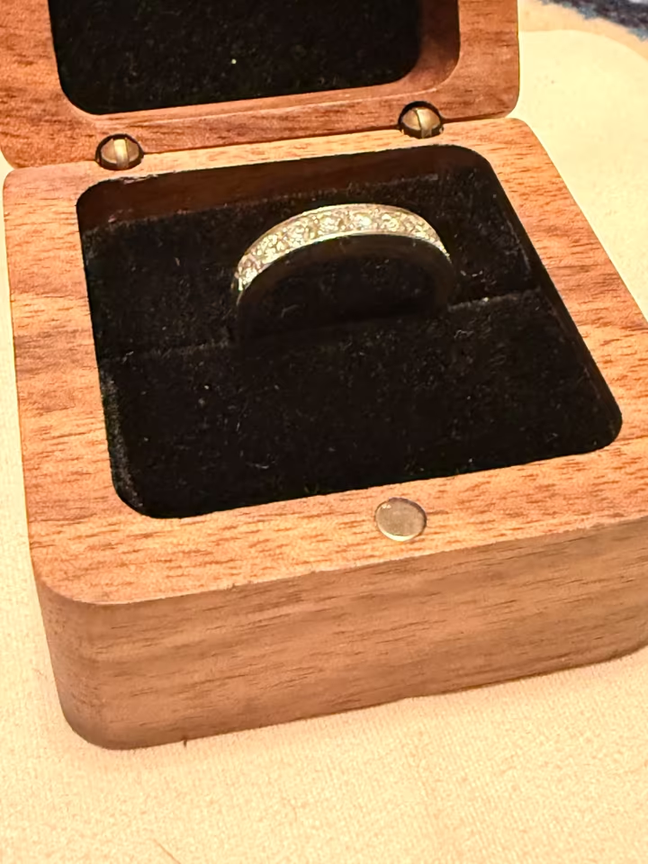 Zeitlose Eleganz – 750er Weißgoldring mit 9 Brillanten