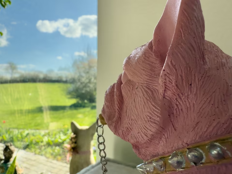 Stylische Bulldoggen-Figur in Pink – Mit Glitzerhalsband & Kette