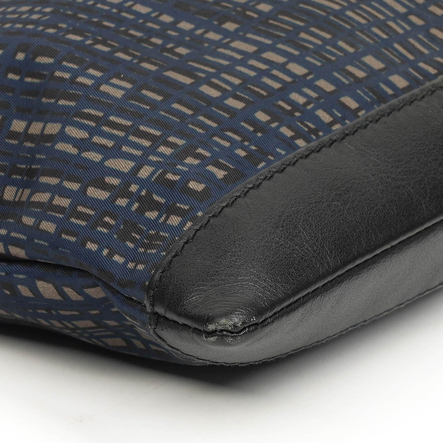 Balenciaga Classic Hardware Clip Clutch aus Leder und Nylon