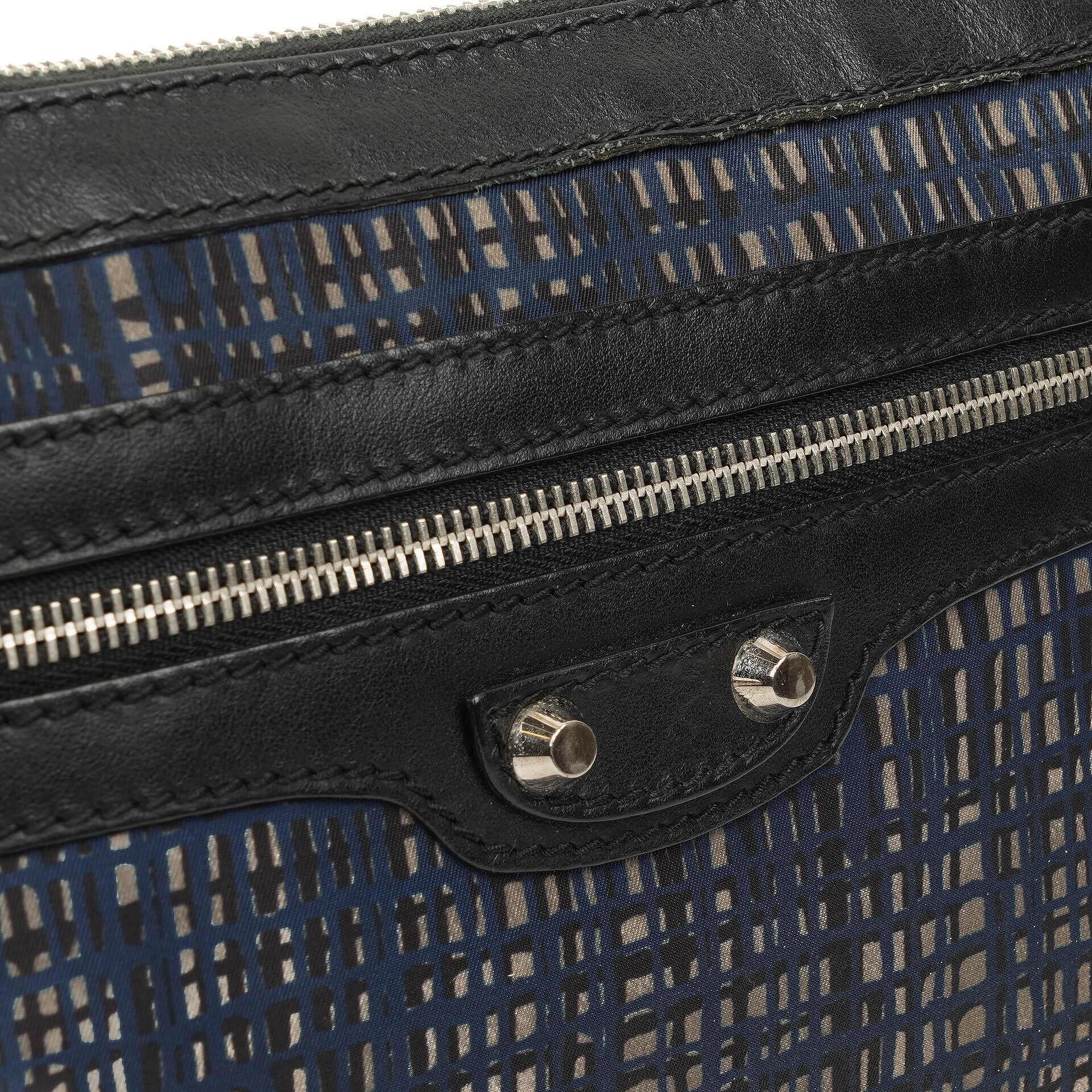 Balenciaga Classic Hardware Clip Clutch aus Leder und Nylon