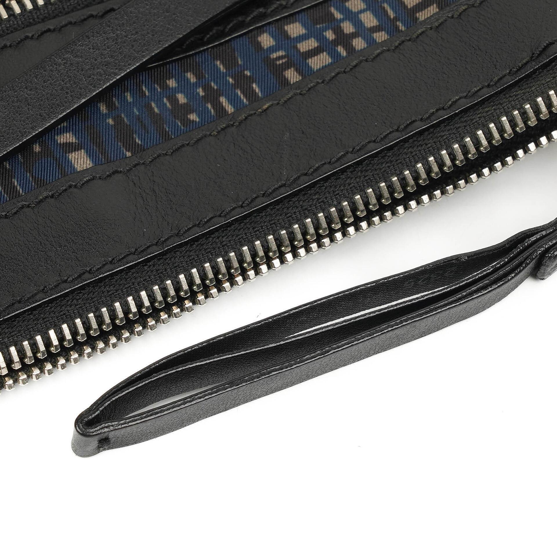 Balenciaga Classic Hardware Clip Clutch aus Leder und Nylon