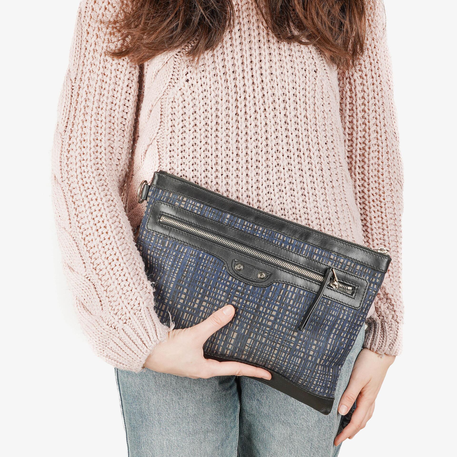 Balenciaga Classic Hardware Clip Clutch aus Leder und Nylon