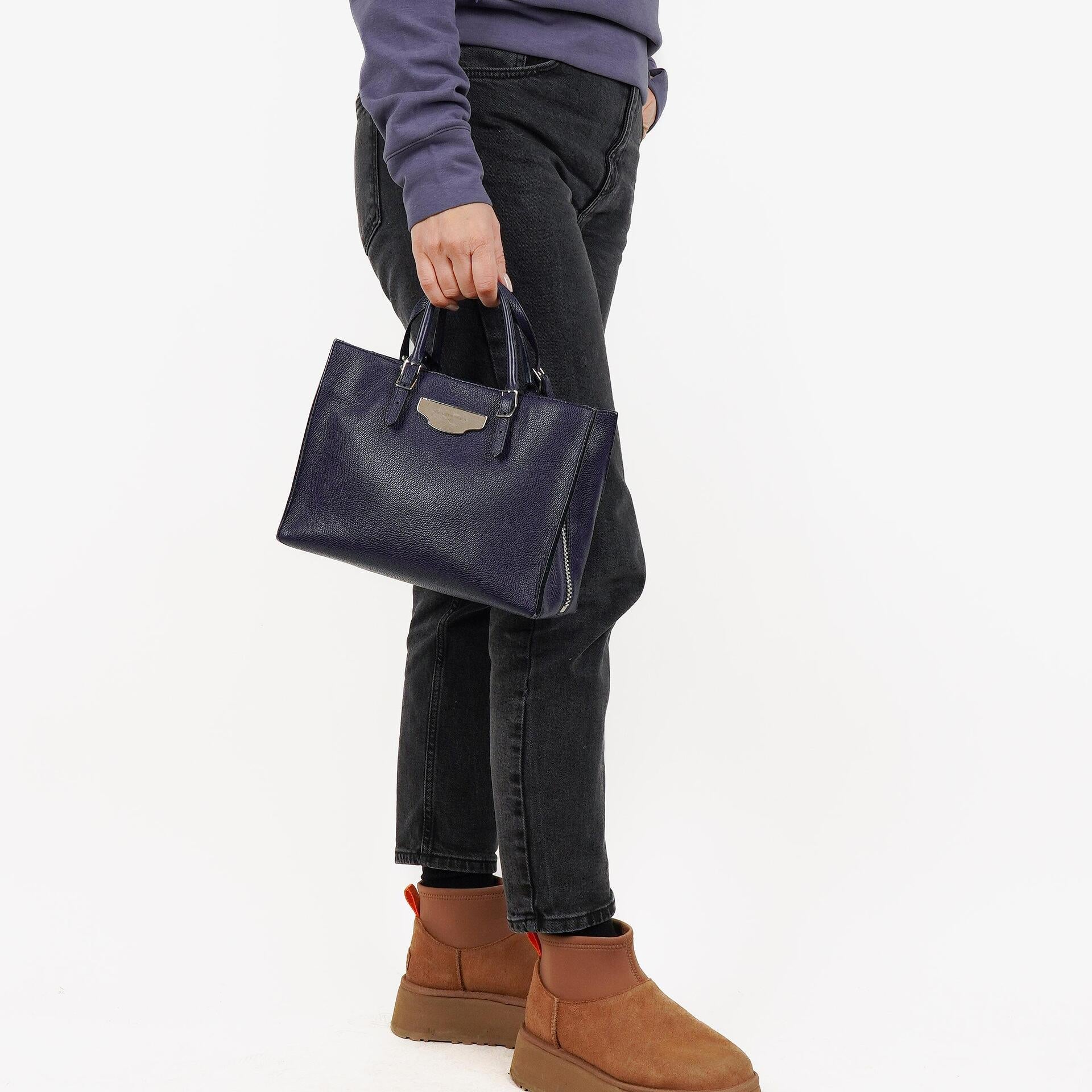 Balenciaga Mini Papier A4 Tote Bag aus navyblauem Kalbsleder