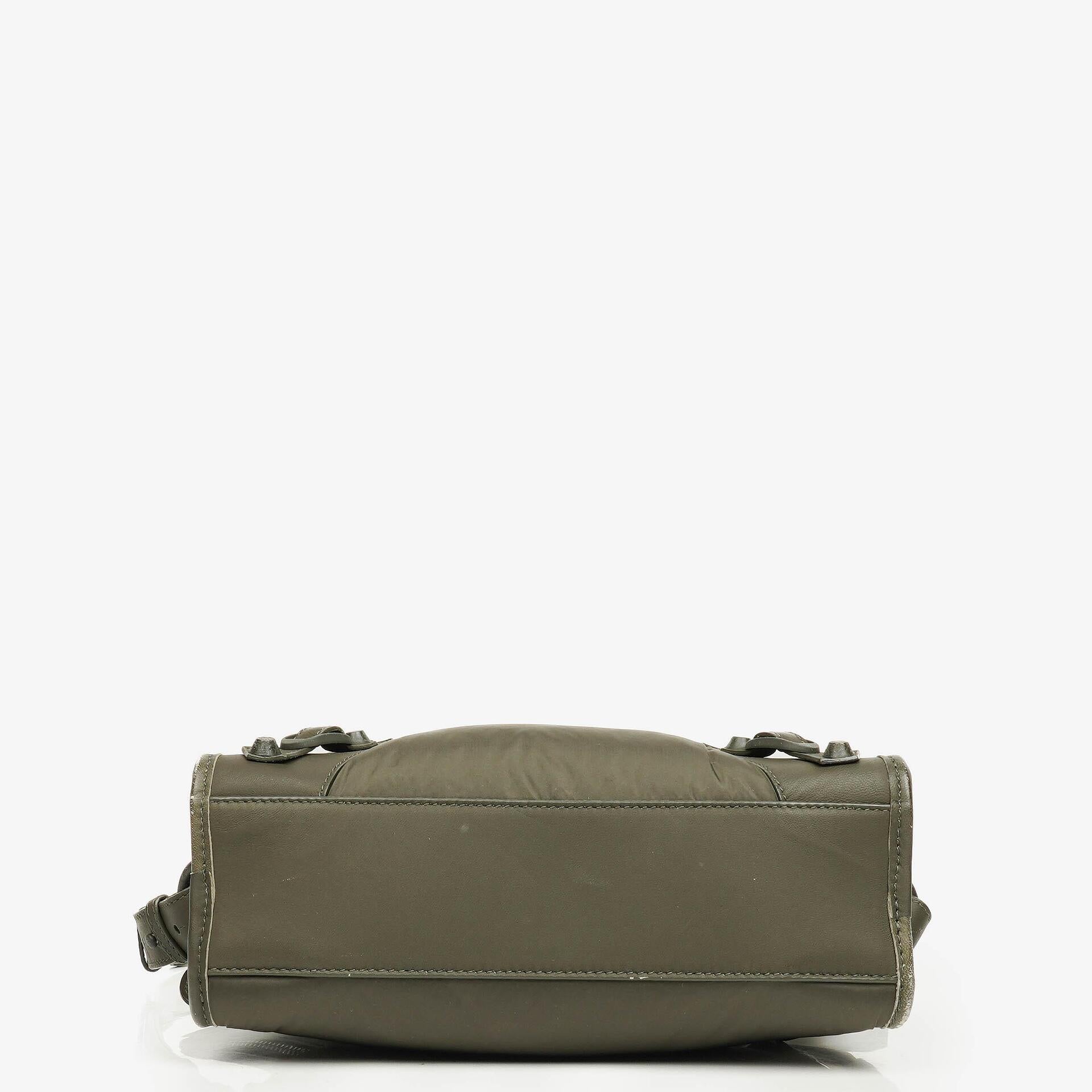 Balenciaga Motocross Classic City Mini Bag aus armygrünem Nylon