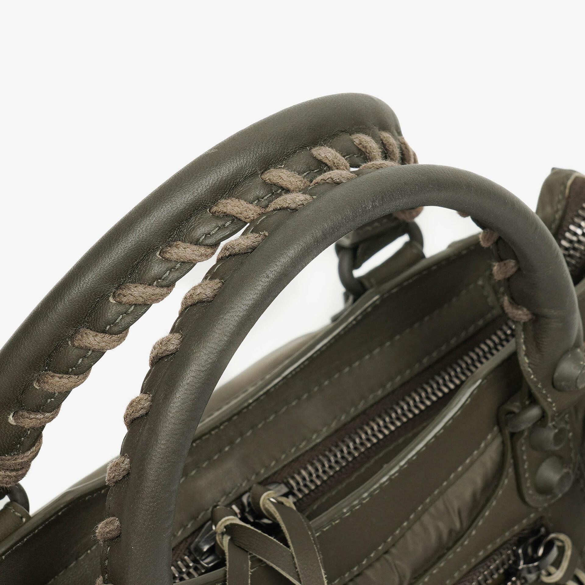 Balenciaga Motocross Classic City Mini Bag aus armygrünem Nylon