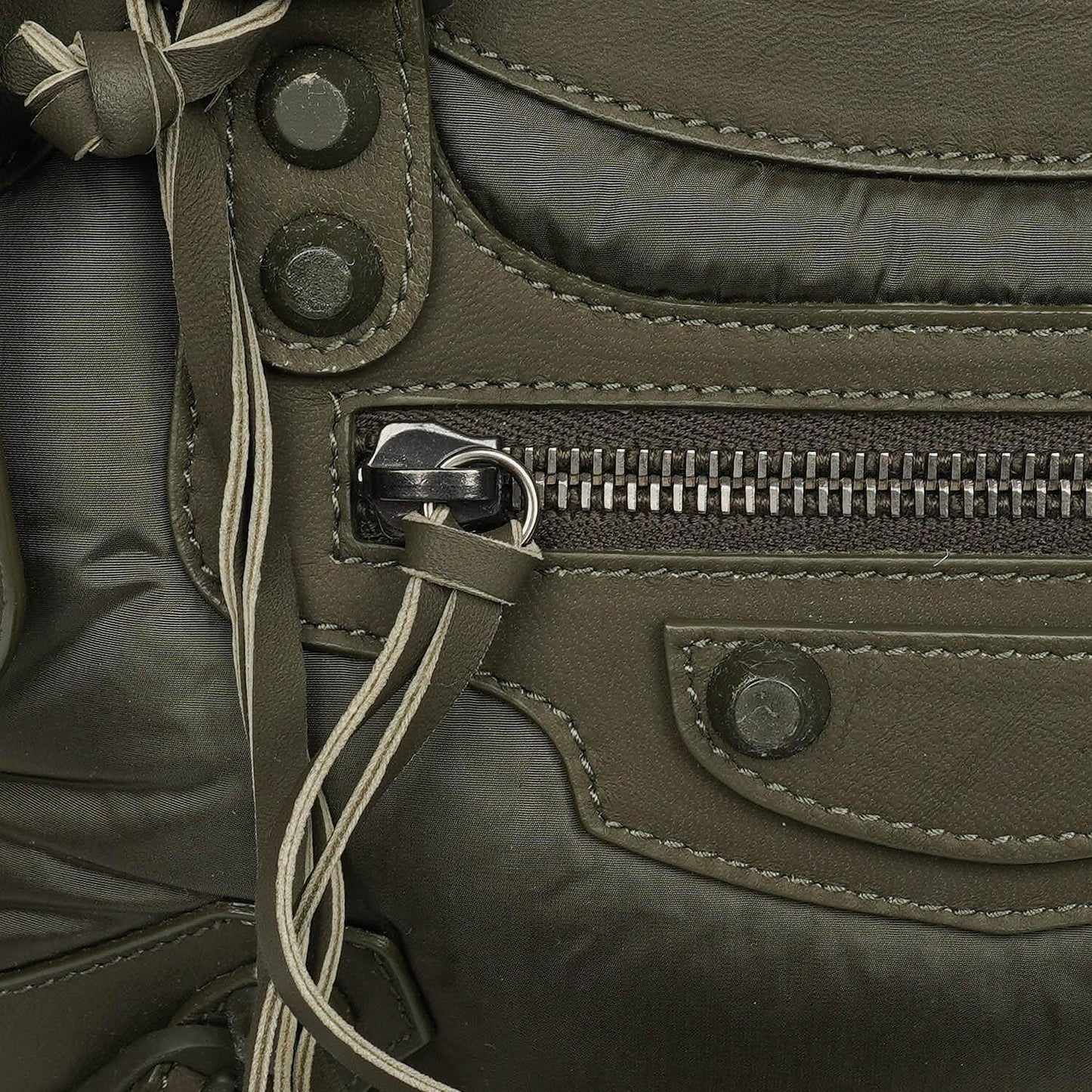 Balenciaga Motocross Classic City Mini Bag aus armygrünem Nylon