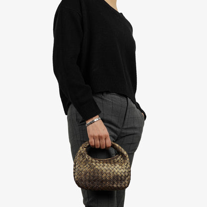 Bottega Veneta Mini Veneta Hobo Tasche aus Nappa Intrecciato in gealtertem Gold