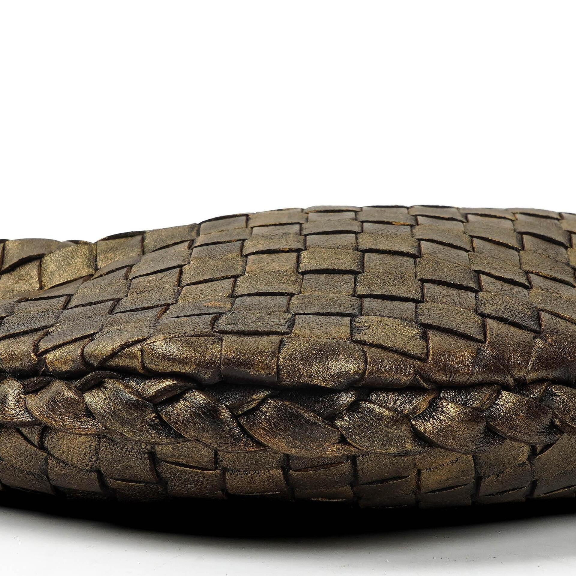 Bottega Veneta Mini Veneta Hobo Tasche aus Nappa Intrecciato in gealtertem Gold