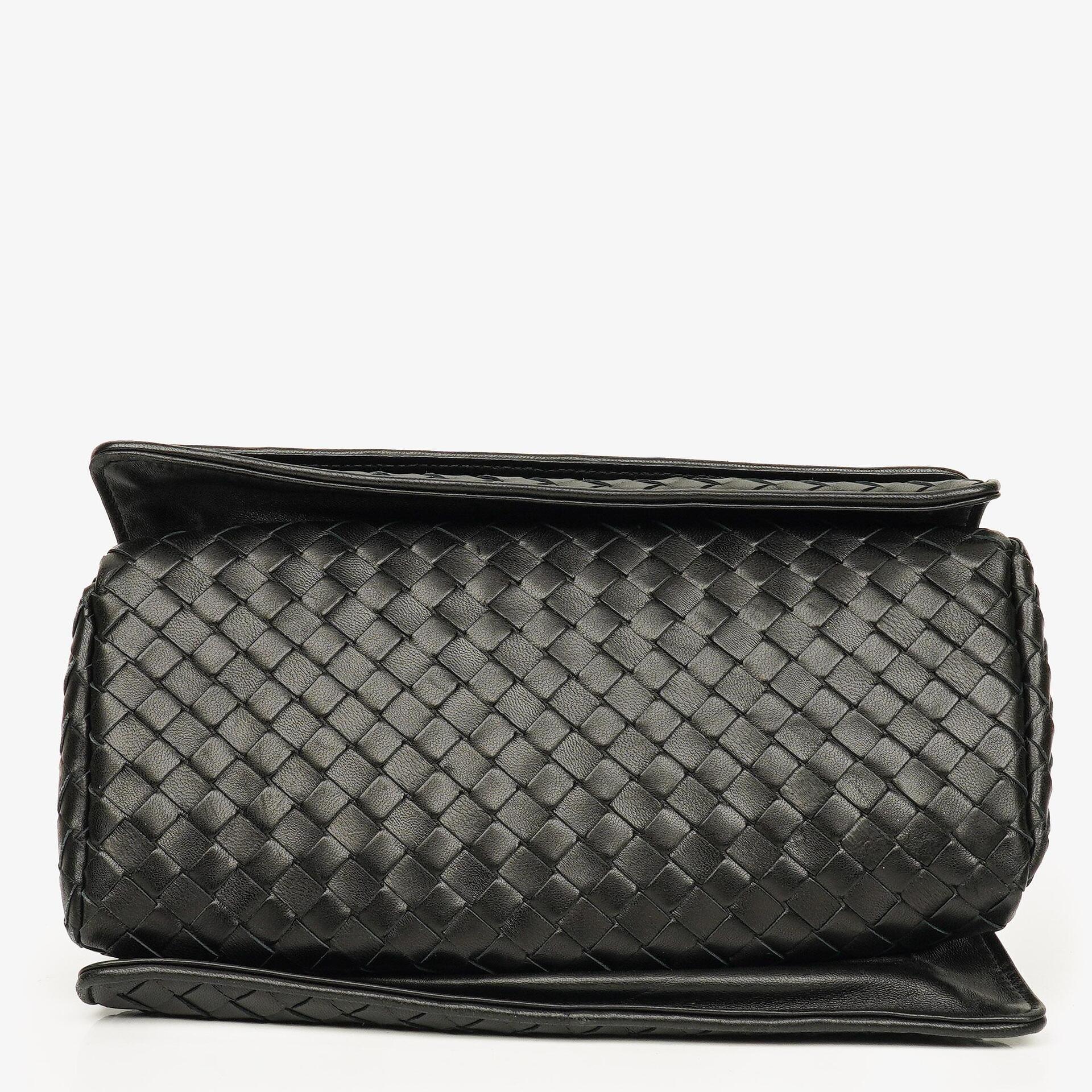 Bottega Veneta Schwarze Intrecciato Leder Geflochtener Griff Klapp-Schultertasche