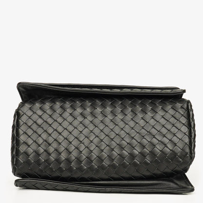 Bottega Veneta Schwarze Intrecciato Leder Geflochtener Griff Klapp-Schultertasche