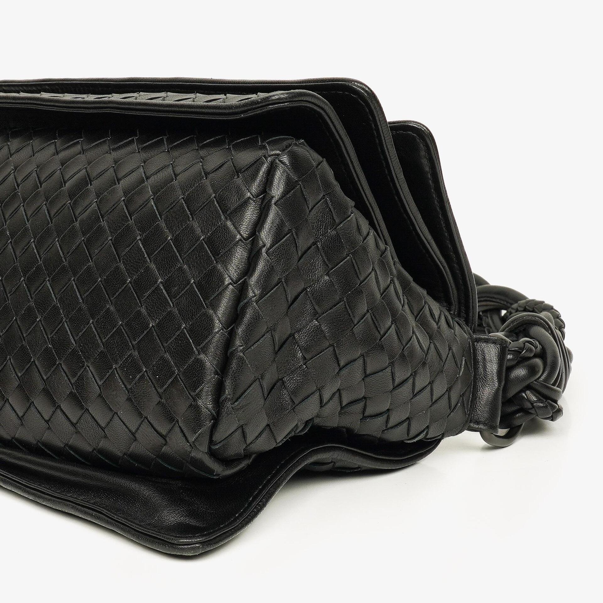 Bottega Veneta Schwarze Intrecciato Leder Geflochtener Griff Klapp-Schultertasche