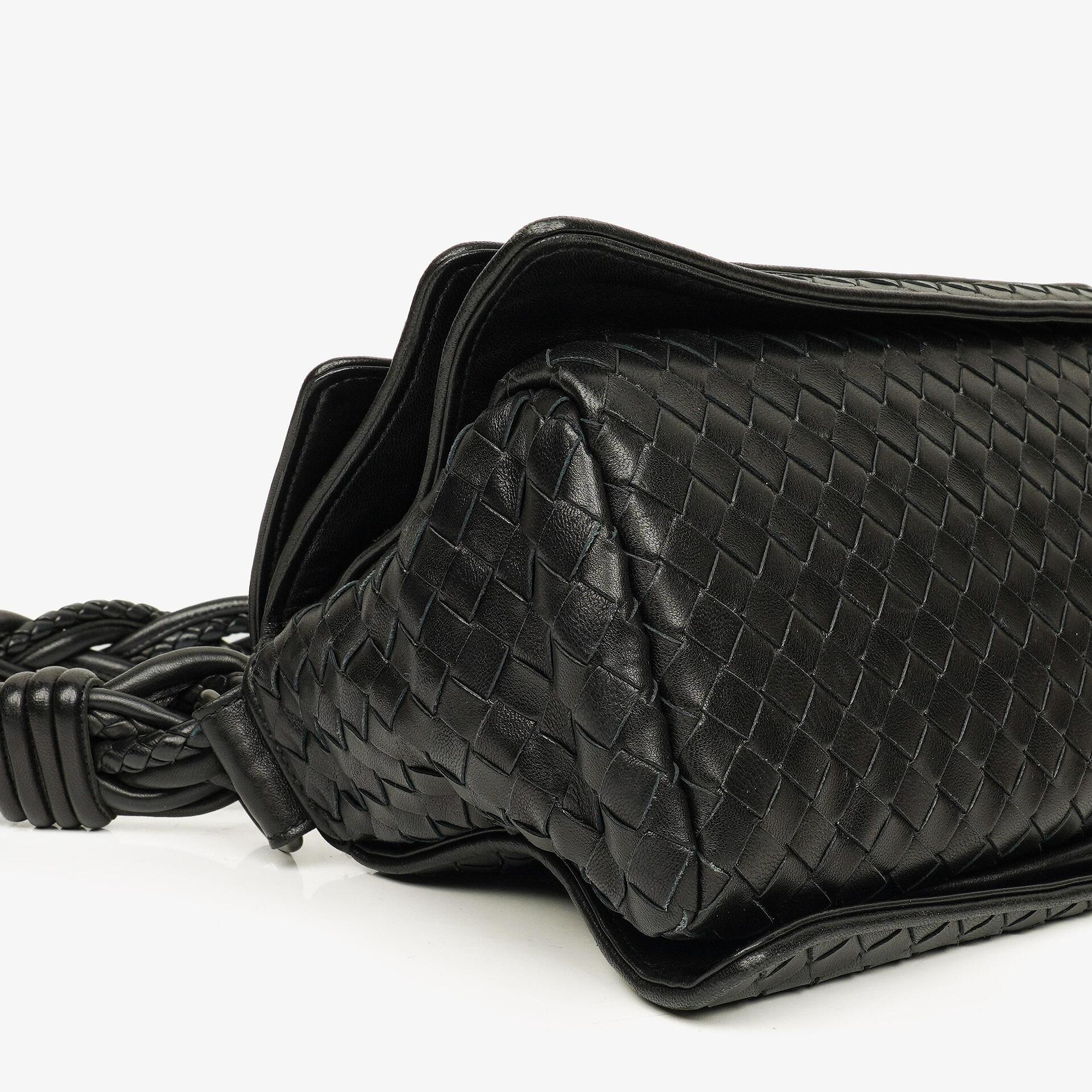 Bottega Veneta Schwarze Intrecciato Leder Geflochtener Griff Klapp-Schultertasche