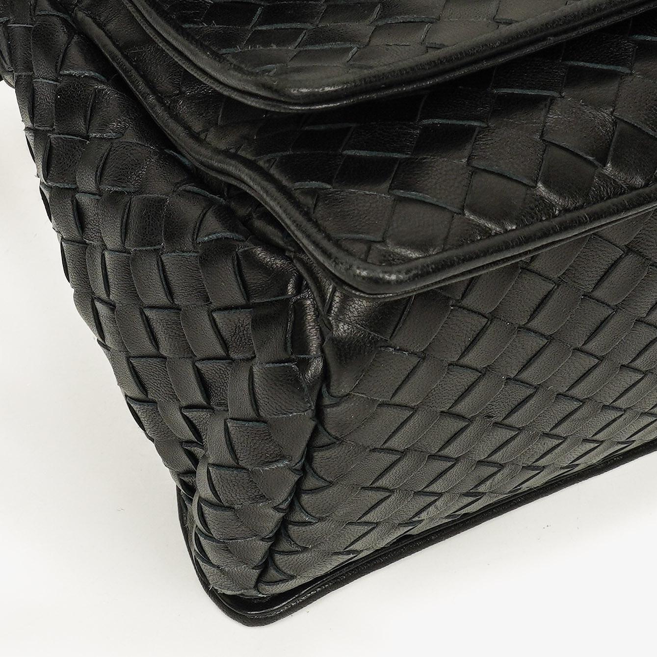 Bottega Veneta Schwarze Intrecciato Leder Geflochtener Griff Klapp-Schultertasche
