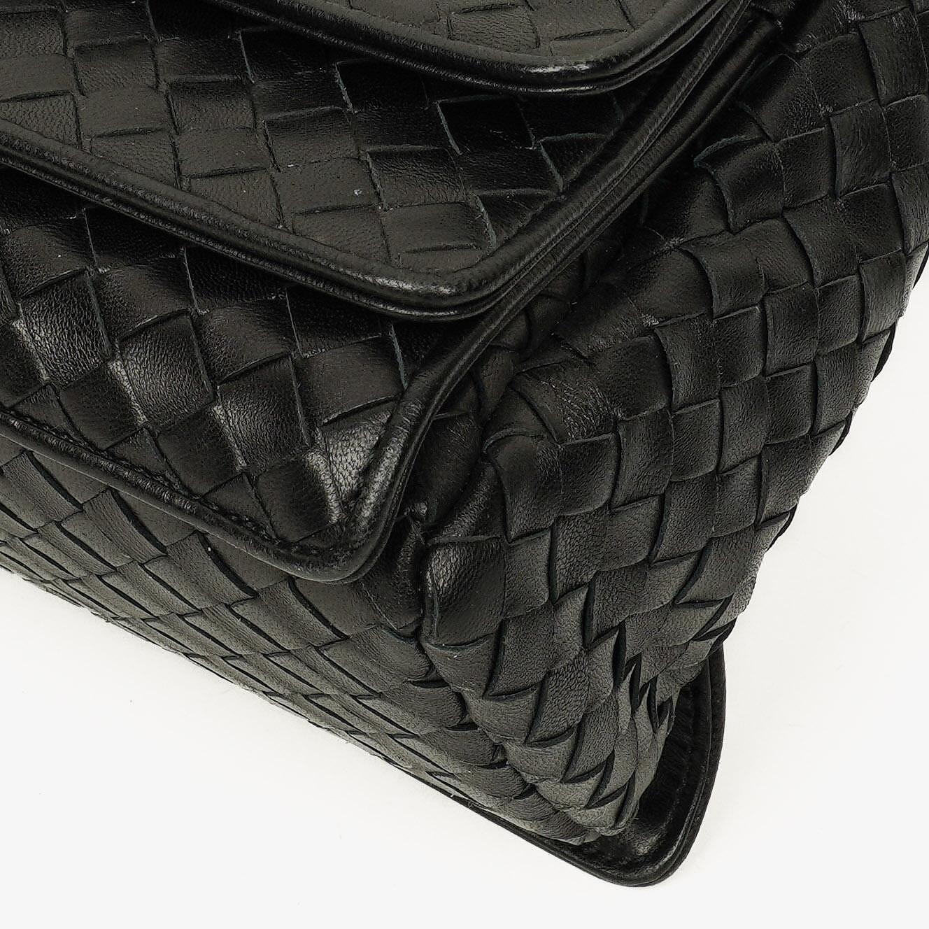 Bottega Veneta Schwarze Intrecciato Leder Geflochtener Griff Klapp-Schultertasche